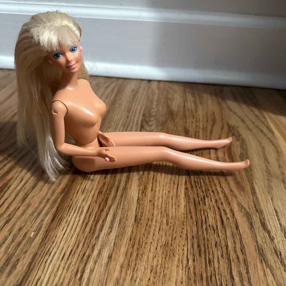 Vintage Barbie Doll 1966 Blonde Blue Eyes With pink earrings and Ring Twist F5D